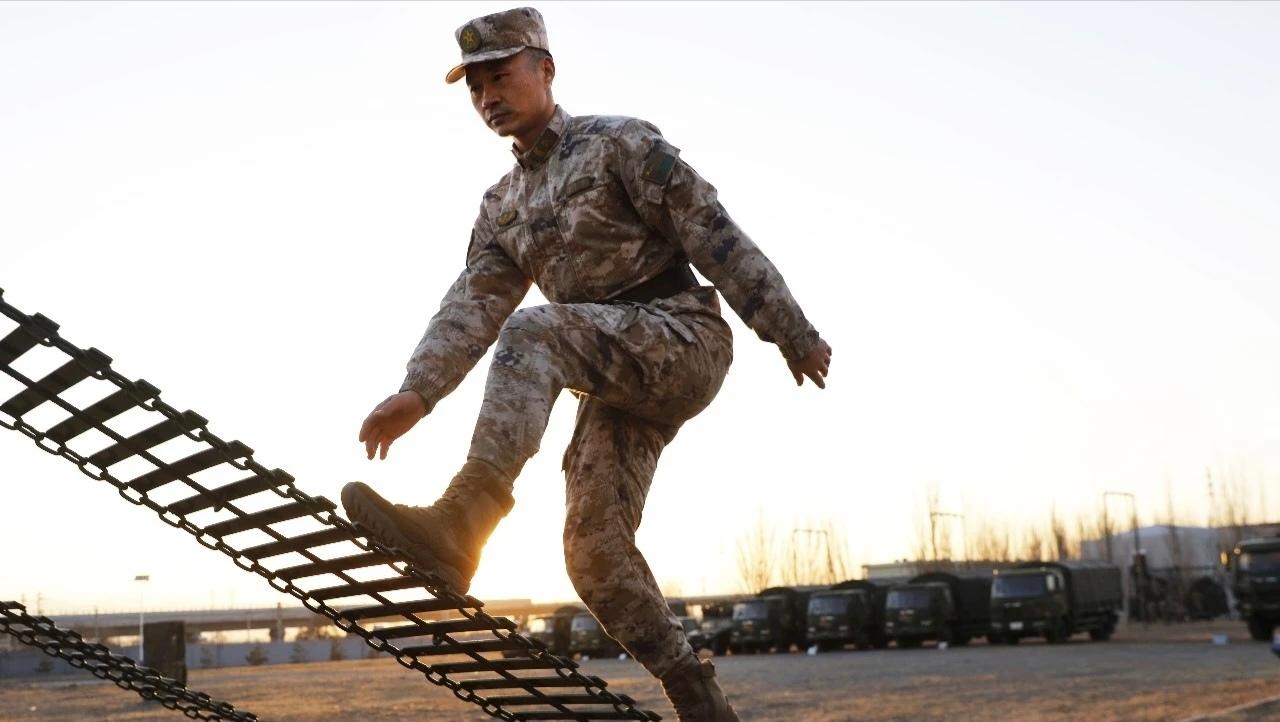 “老左，你又上榜啦！”中部战区陆军第81集团军某旅体能特级评定中今年40岁