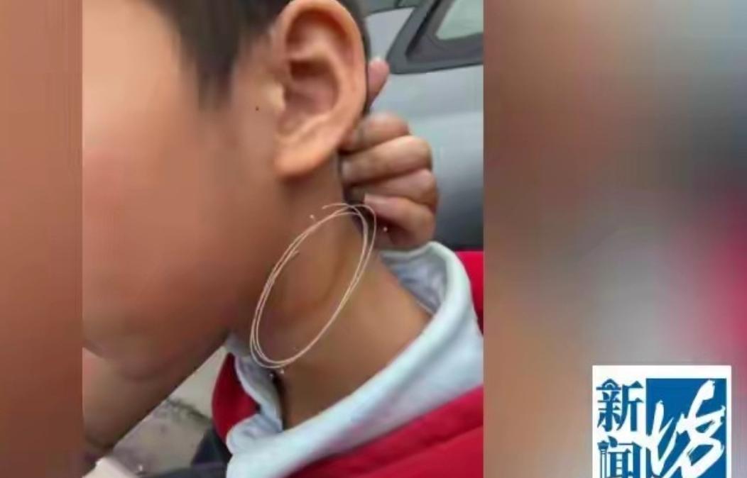 上海浦东，女子带7岁的儿子去医院看鼻炎，医生在给孩子检查时，孩子因为害怕，医生越