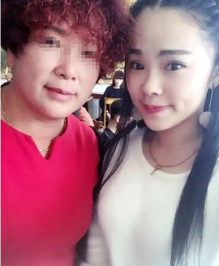 1995年，16岁的少女辍学打工结果被辞职，一个人流浪街头，被好心的夫妻来回家，