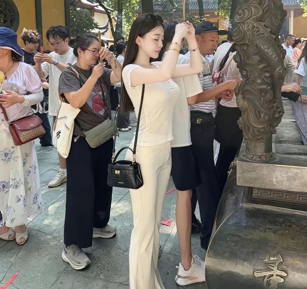 全网都在猜这个姑娘在求什么1.90%以上的人猜求姻缘（这样的人应该不缺姻缘）