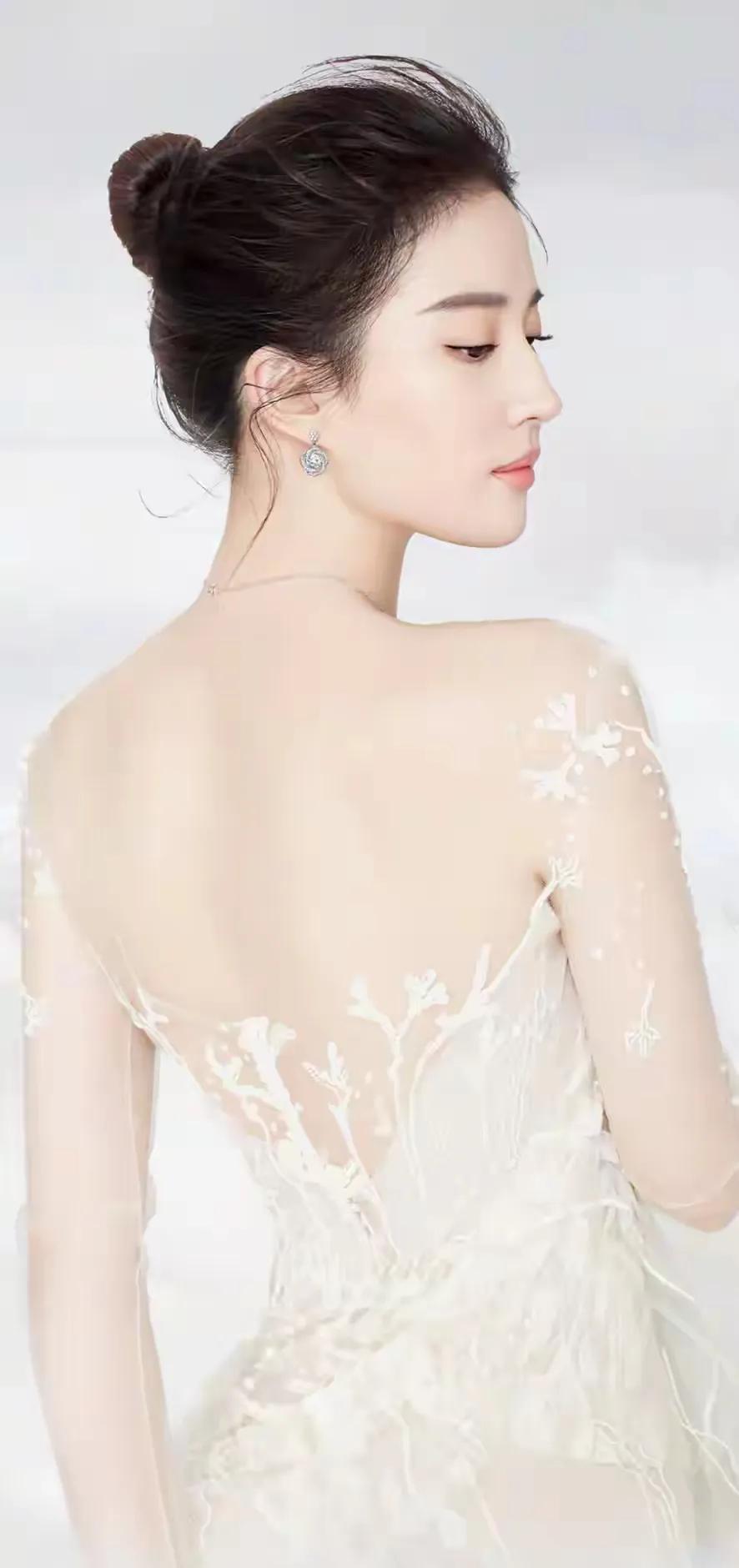 刘亦菲的性感，是反着来的。别人用礼服裹住身体，走上红毯。她是被那身巴黎的高定