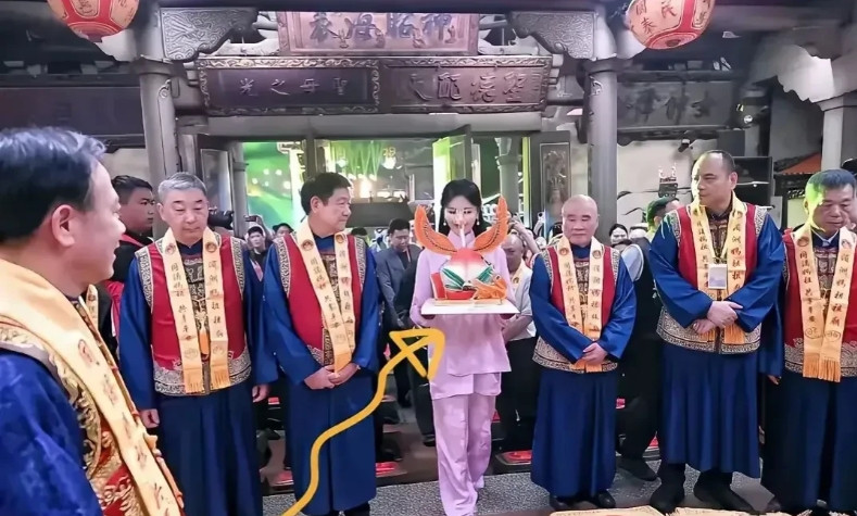 刘涛在福建的地位有多高？妈祖诞辰上，她旁边的人都是十亿级身价起步，他们看刘涛