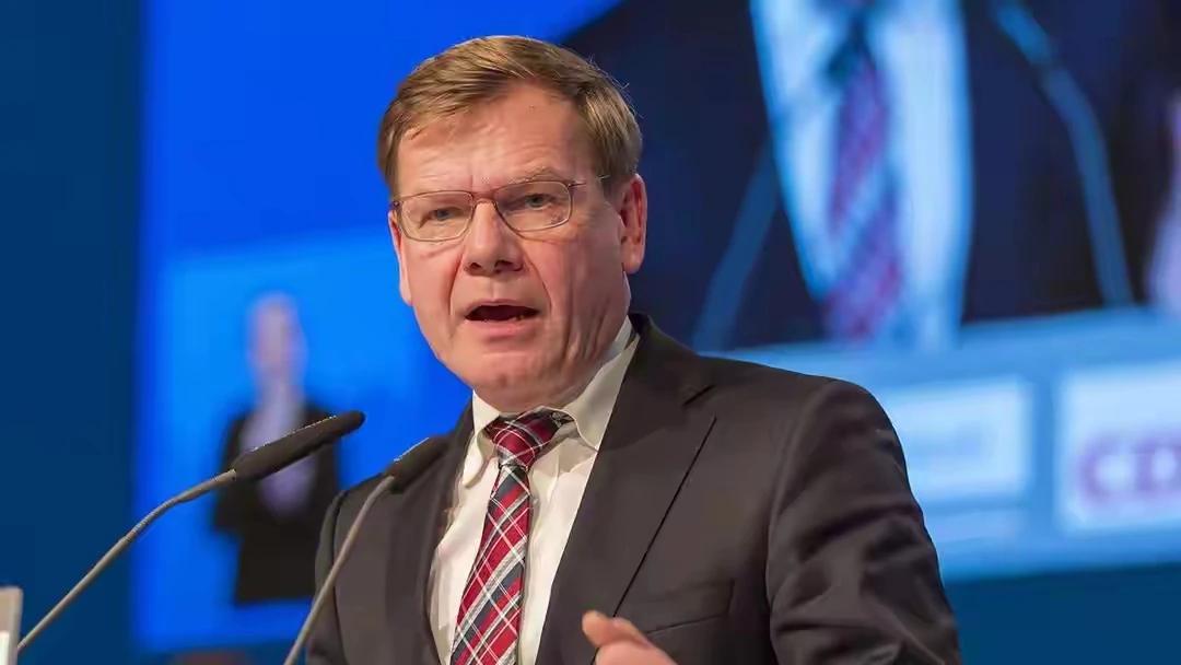 马克龙三天访华风光拉满，逛都江堰、会川大学子，临别直言遗憾时光太短，还和中方定下