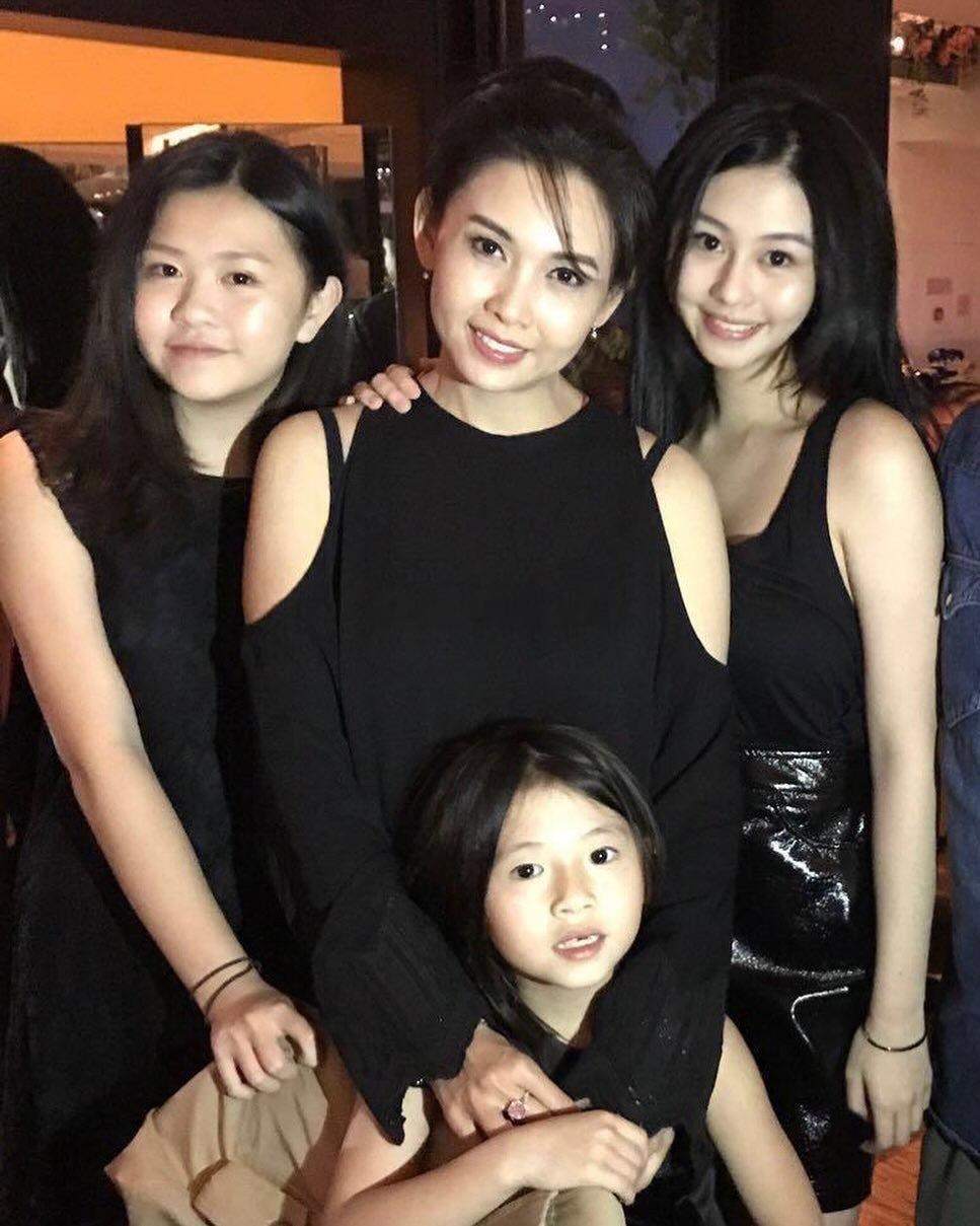 邱淑贞和三个女儿的合照大女儿沈月分享的~​​​