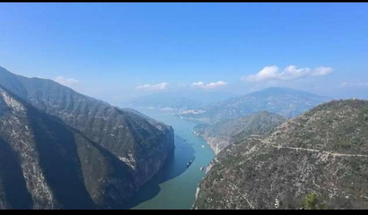 现在去重庆三峡巫山龙脊，大概率会失望，因为最近去的朋友都说去早了，只有山顶上有些