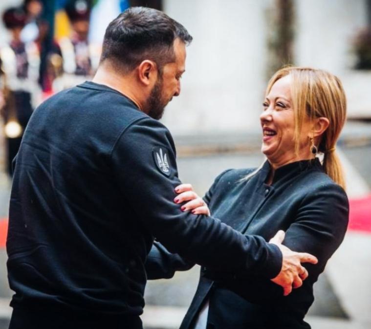 梅洛尼和高市早苗各自夸张的姿态和表情代表了什么意思呢？两人这身体姿态都有点特别