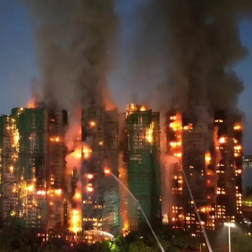 香港这个火灾犹如末日场景！11月26日下午三时许，香港新界大埔区的宏福苑发生火