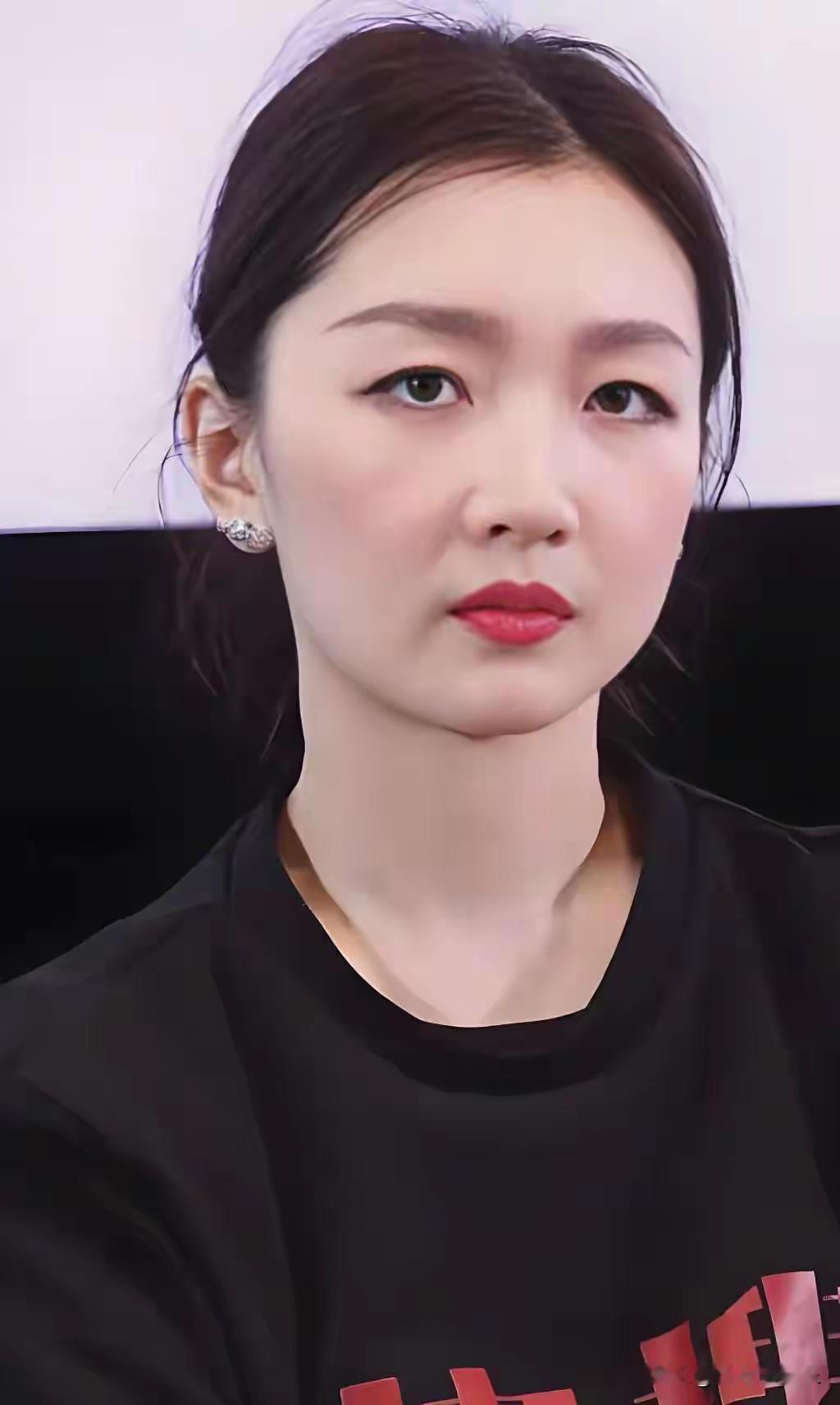 周冬雨这是还没长大就老了有些人天生就命好，周冬雨就是这样的，不能说有多