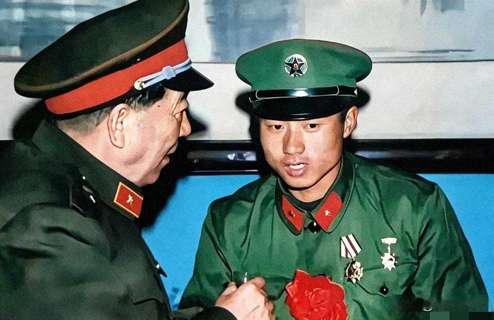 这是80年代两山轮战那会儿拍下的老照片。当时咱们的国防部长秦基伟将军，正亲切接见