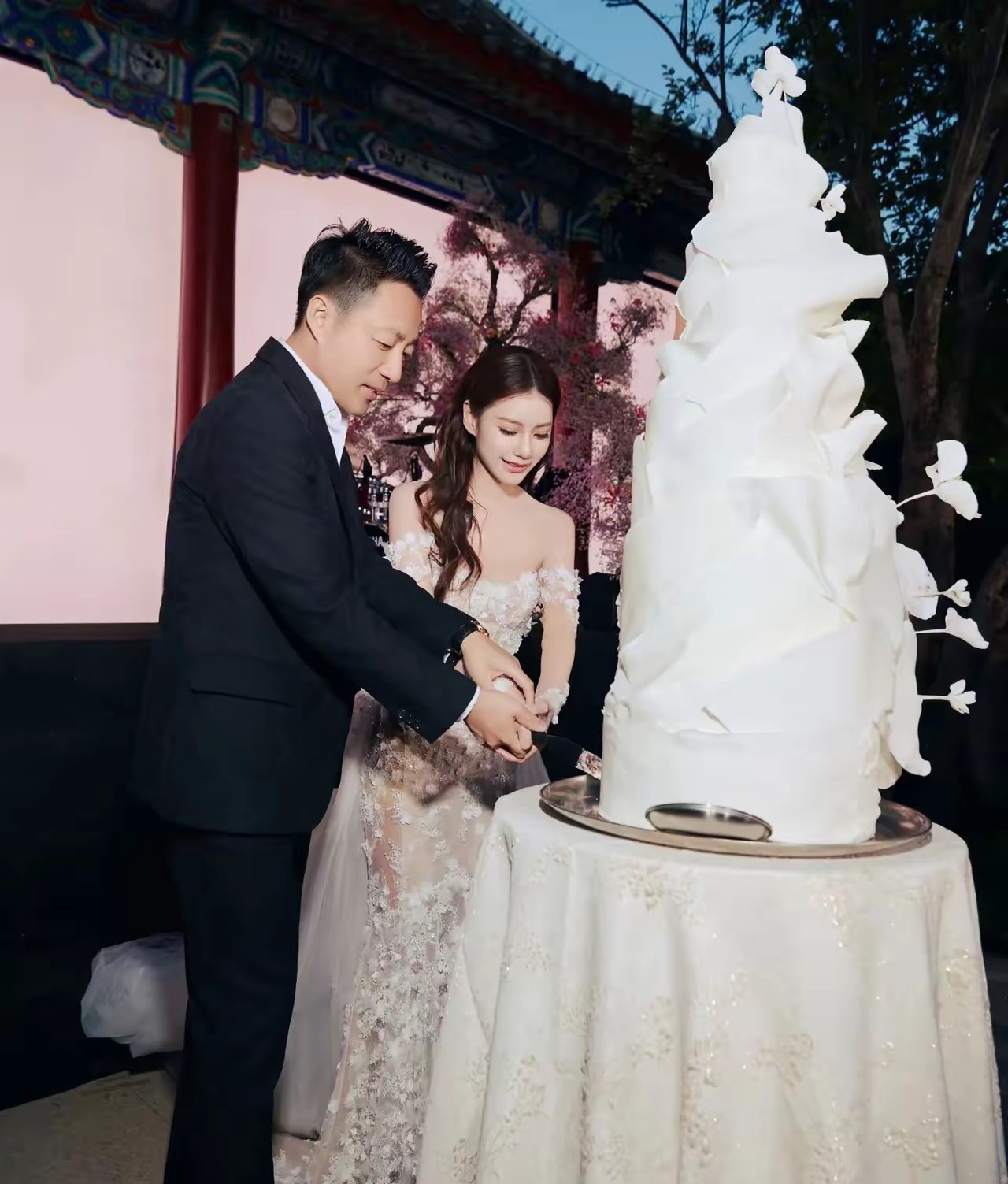 汪小菲的婚礼感言引发热议，细品之下确实耐人寻味。他说感谢现任适应他的脾气、融入北