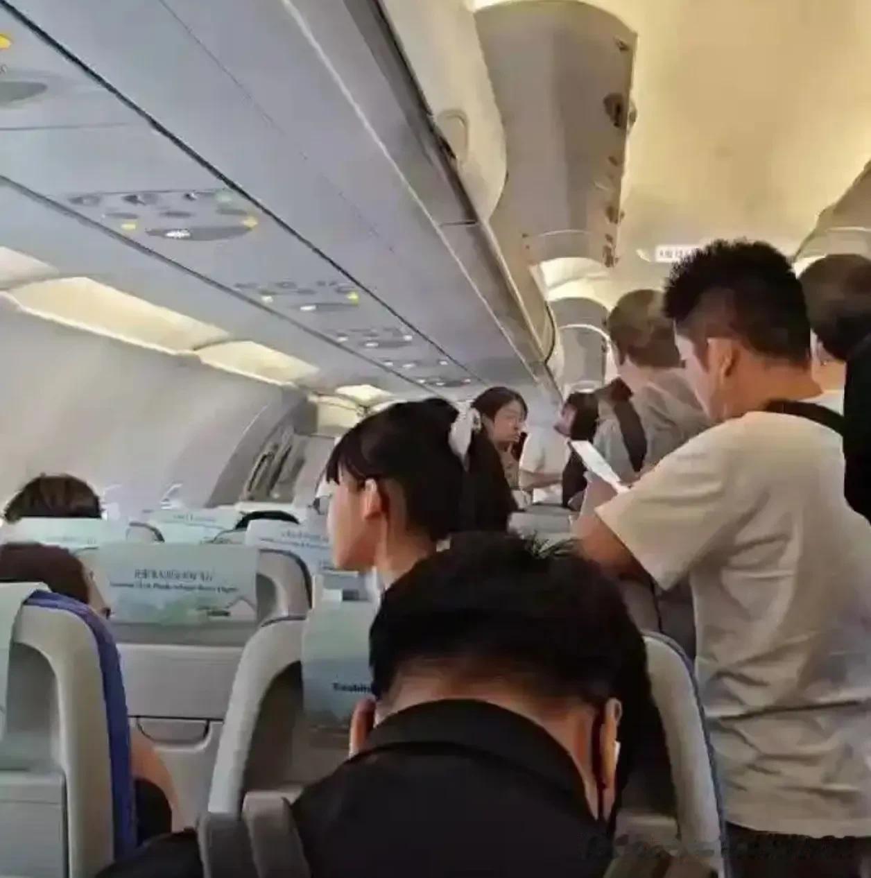 惊险！深圳飞无锡航班滑行中突遭雷击，机身留下20余处“伤疤”！南航这波操作亮了
