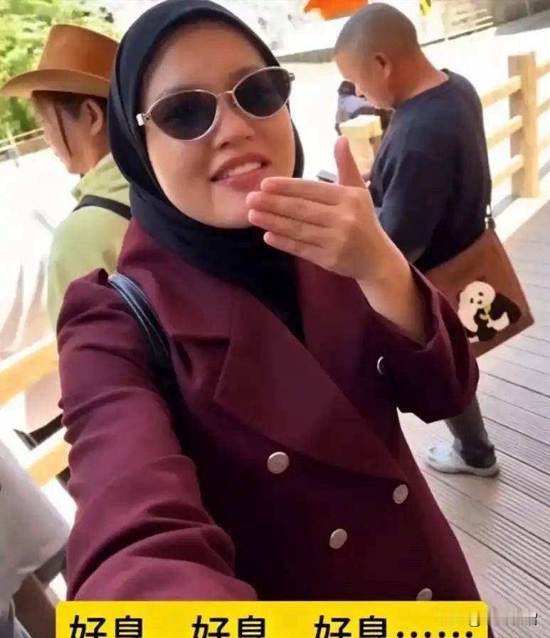 太让人气愤了！这名女子名叫努尔·阿斯伊，是一名马来西亚在职女警。