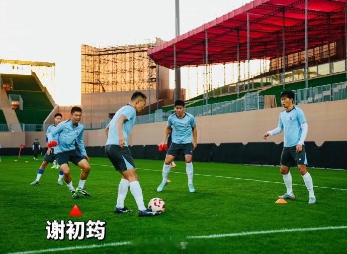 博主: 18岁谢初筠随申花参加迪拜冬训, 他目前效力斯图加特U19队