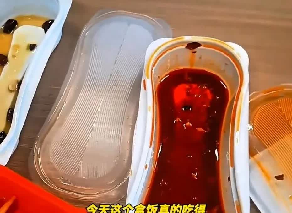 “希望造盒饭的商家，以后长点脑子吧！”近日，一四川男子，拿到一份快餐，当时看着快