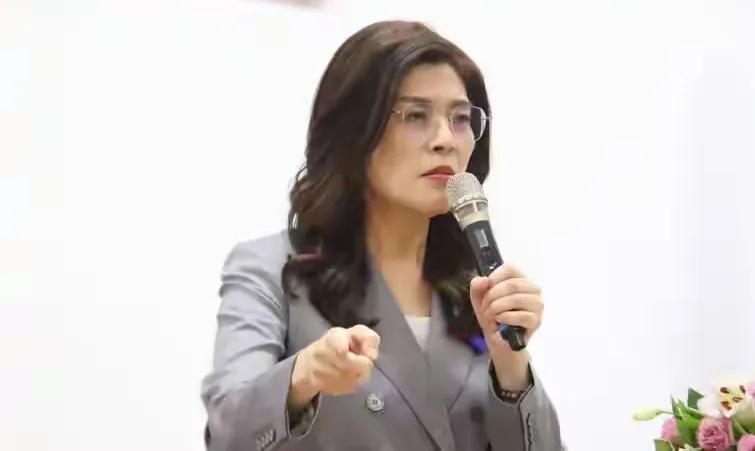 为何当“蓝营当家”？郑丽文回应来了！就在9月15日，郑丽文与雷倩等人一起参加活动