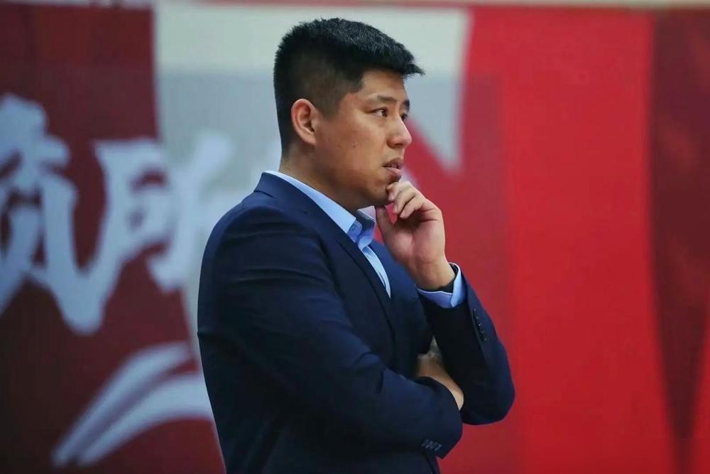 山西队为何被打得溃不成军！1、迪亚洛不再神奇，满场跑得很欢，只会单打独斗，横