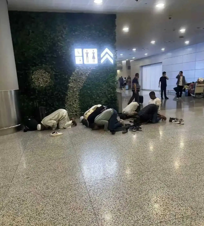 能把这群人给赶走吗？？？