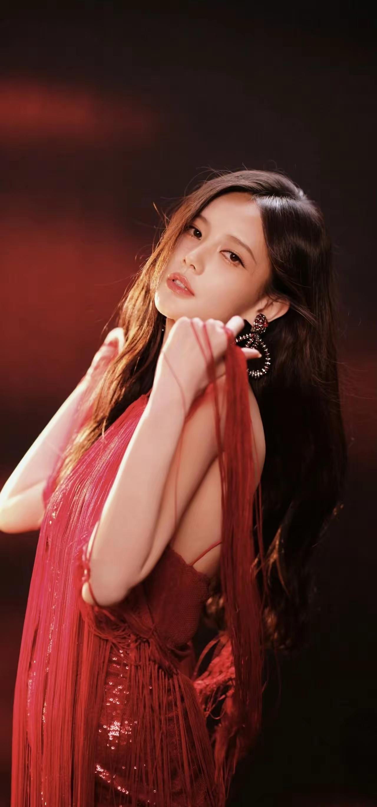 美女壁纸～李一桐，烈焰红裙，流苏摇曳，光影交织间，尽显妩媚与清冷交织的独特魅力，
