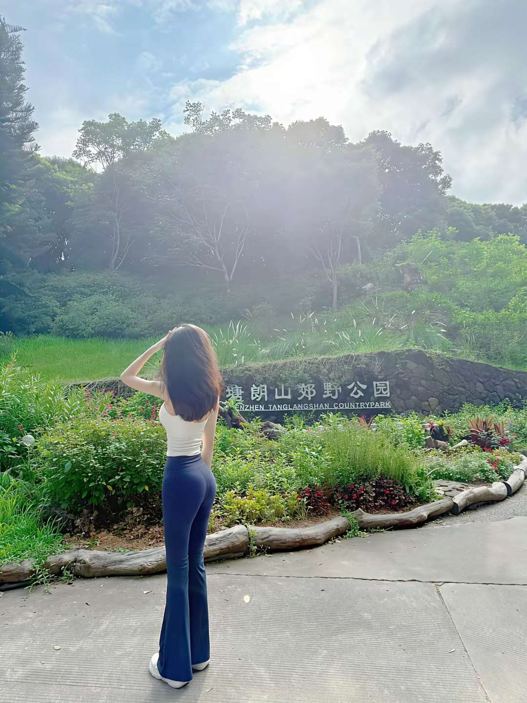 出来爬山，风和日丽的一天