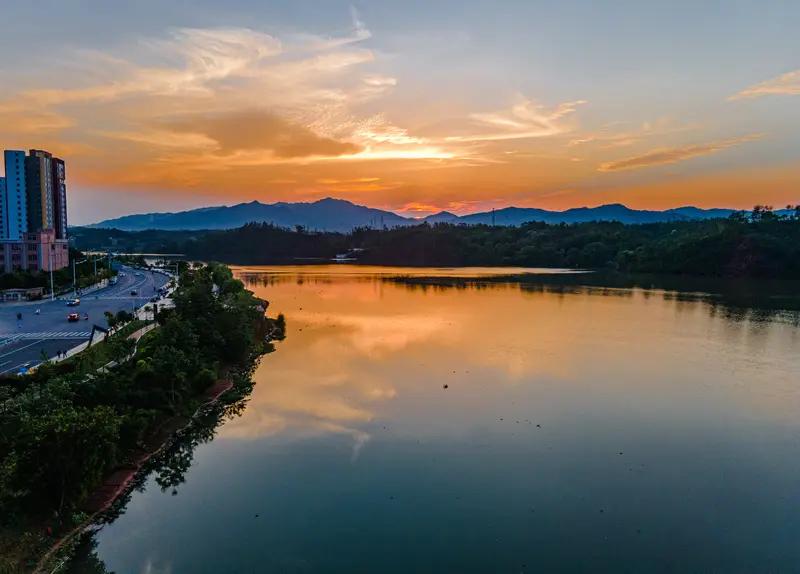 上联：碧水悠悠映晚霞，下联青山隐隐沐晨晖。