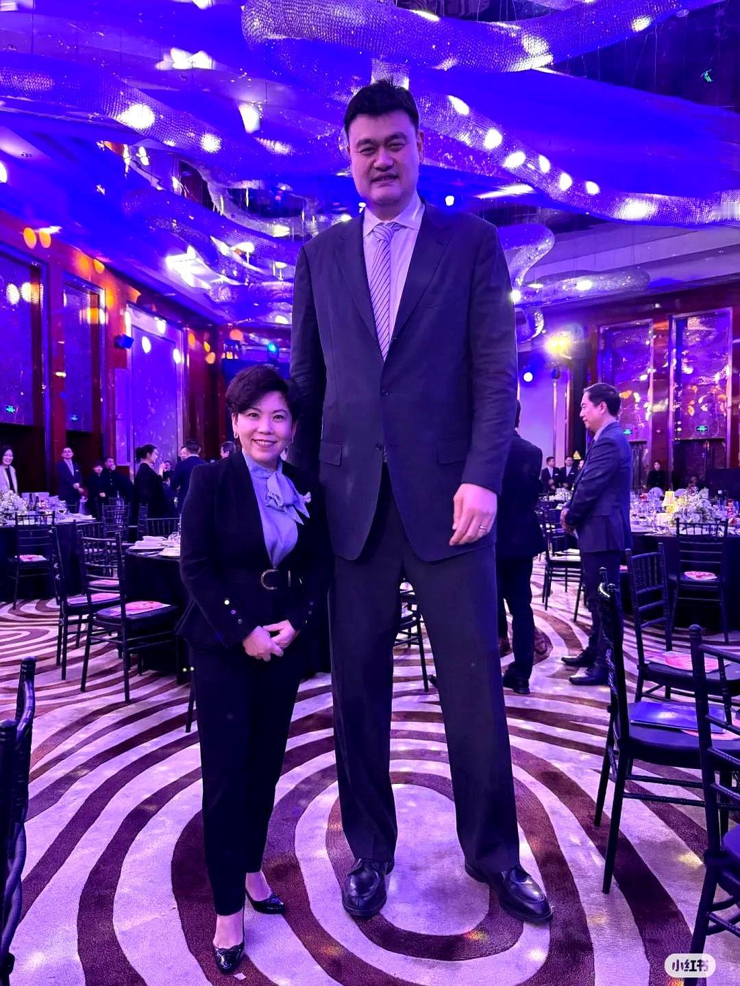 11月26日，邓亚萍在社交平台晒出和姚明的合影。邓亚萍自己晒出了这张合照