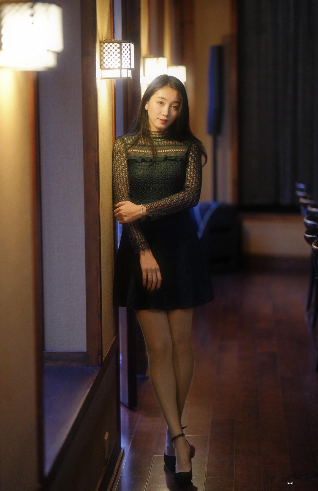 穿高跟鞋到底要不要穿袜子从健康角度看，长时间穿高跟鞋最好穿袜子。