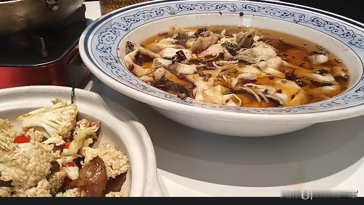 国庆聚餐国庆节，儿子带着儿媳、孙女回辽宁儿媳的娘家。昨天晚上，招呼儿子一家出
