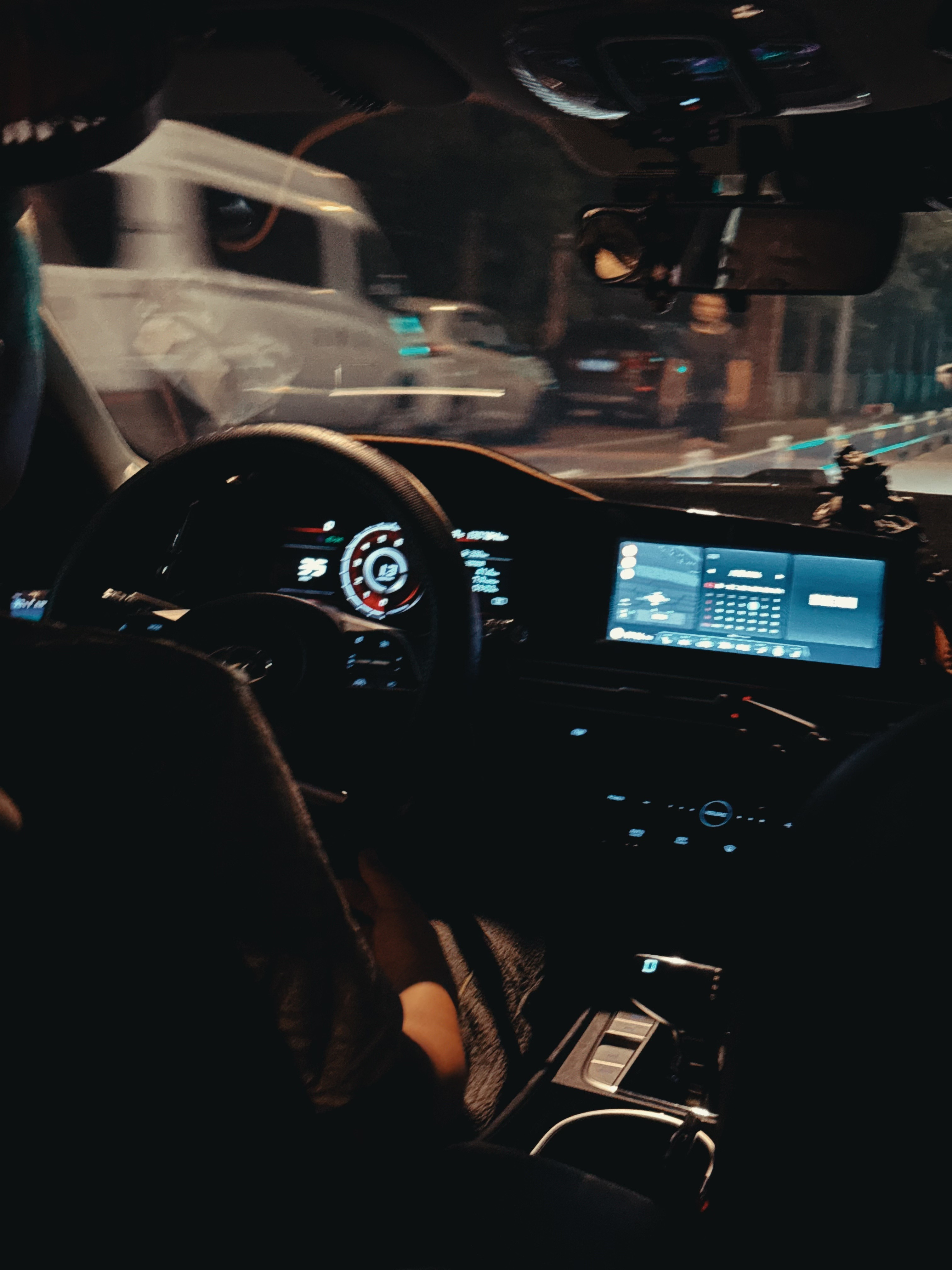 今天打车，来了一辆现代伊兰特。我已经十几年没坐过这车了，那得好好体验一下！上次大