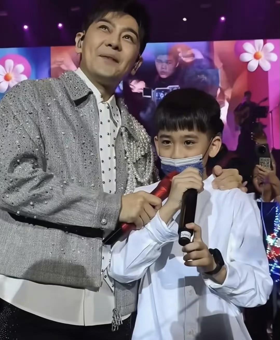 林志颖带着三个儿子去看演出！当年的小萌娃kimi都15岁了，现在瘦下来颜值超高，