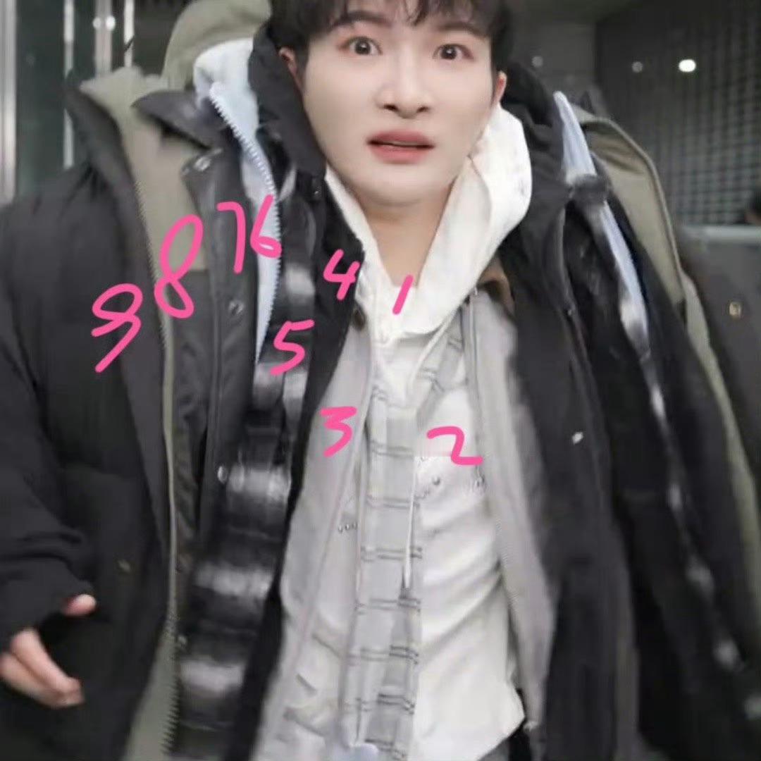 周深机场变身“行走的衣橱”！为应对行李超重费尽心思，十件叠穿打造全新时尚风潮。原