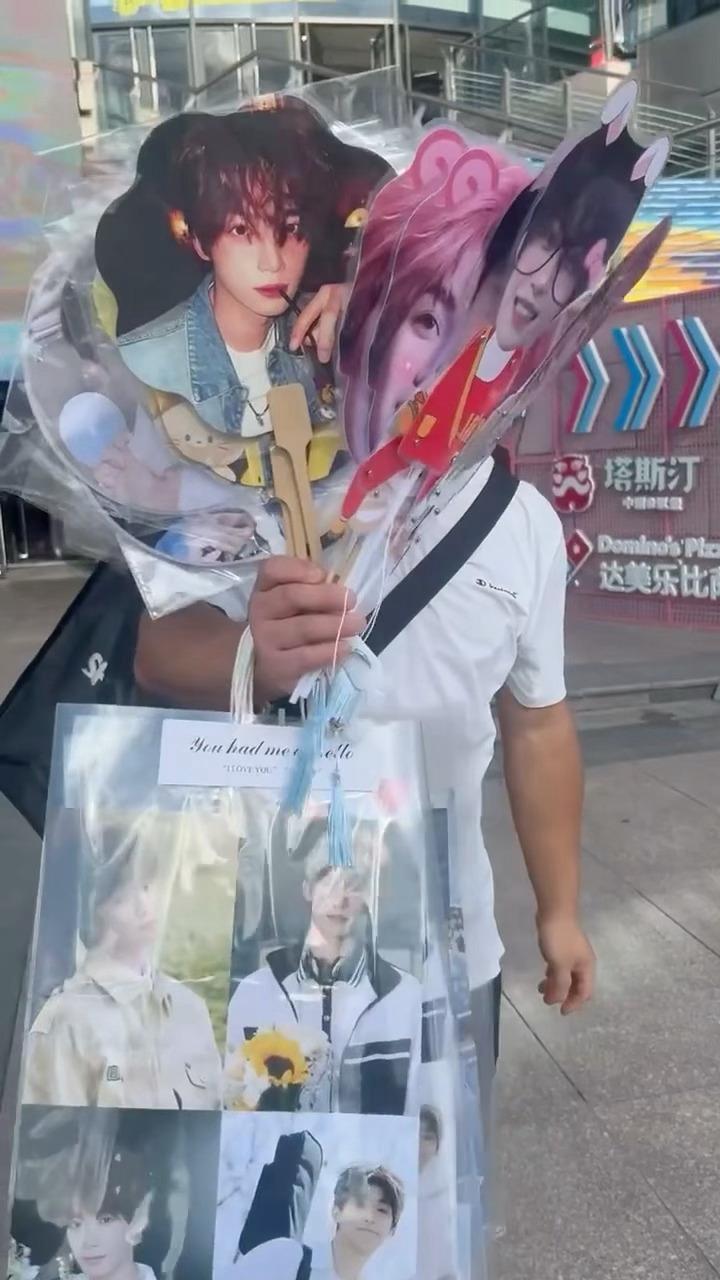 梓渝音乐节一大哥在卖梓渝娃娃，紧跟潮流了属于是梓渝杂志​​​