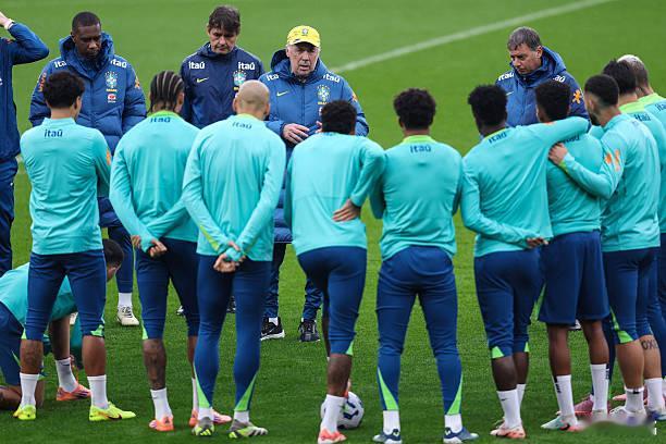 巴西队与塞内加尔队的热身赛今晚在伦敦举行，在英超踢球的双方球员很多，大家省却了舟