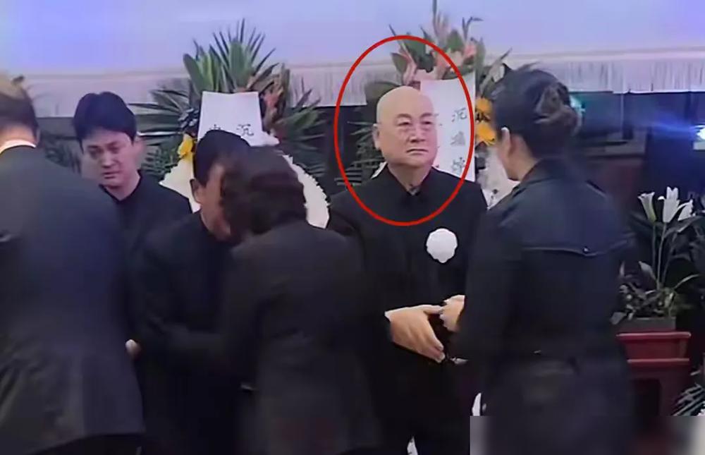 陈丽华的葬礼上，外界曾铺天盖地的猜测没一个应验。没人想到，此前被视作豪门边缘人的