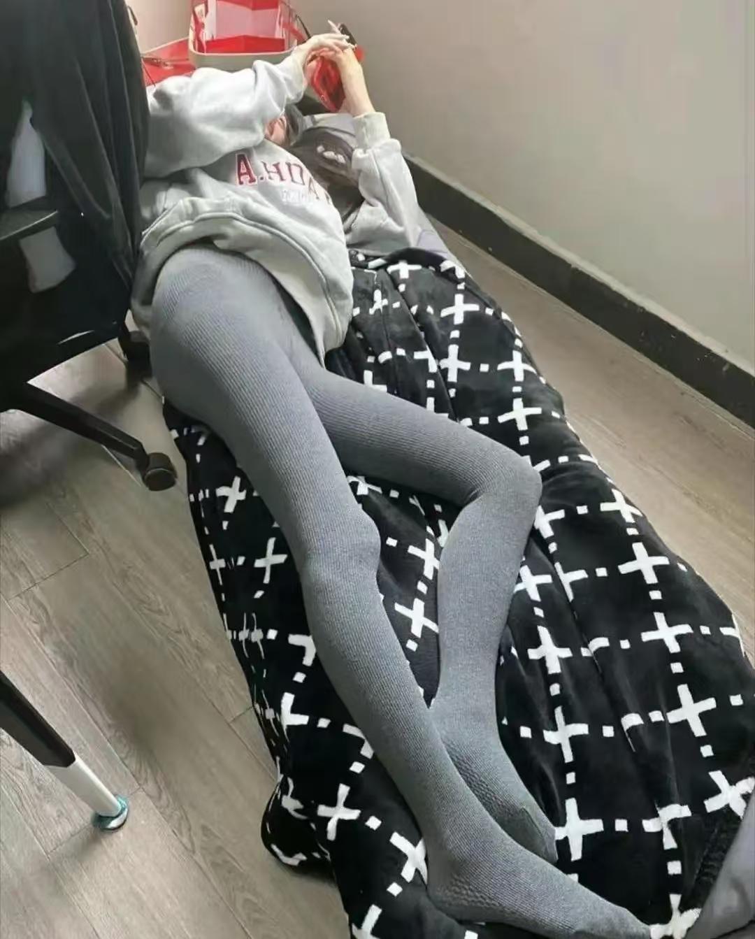 公司中午休息，这兄弟心得多大？别笑女同事在公司午睡！不是懒，是真扛不住，看完直