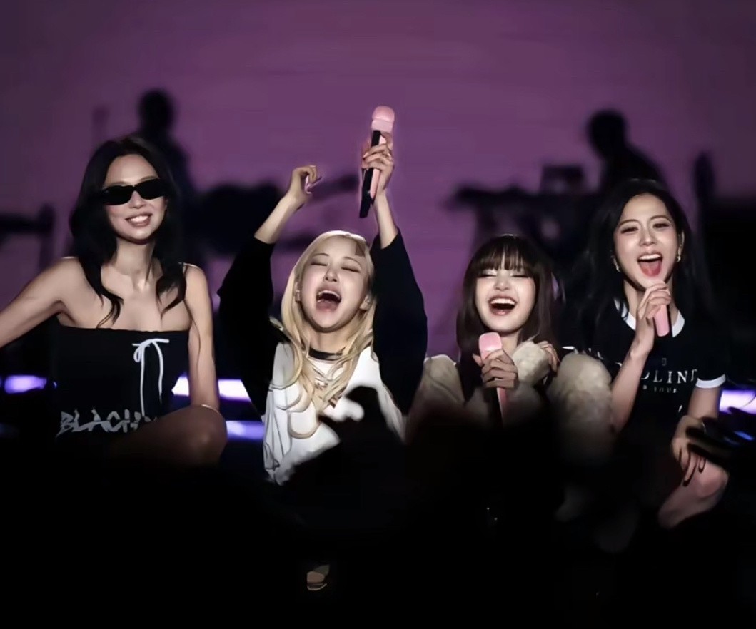 合照真恐怖。。。。老马户这张嘴。。。