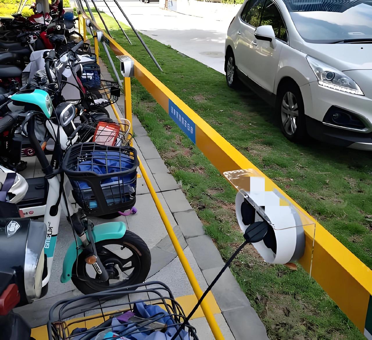 我家电动车天天在小区充电桩充电，每天就接送孩子四趟，一趟也就10分钟的路，结果撑