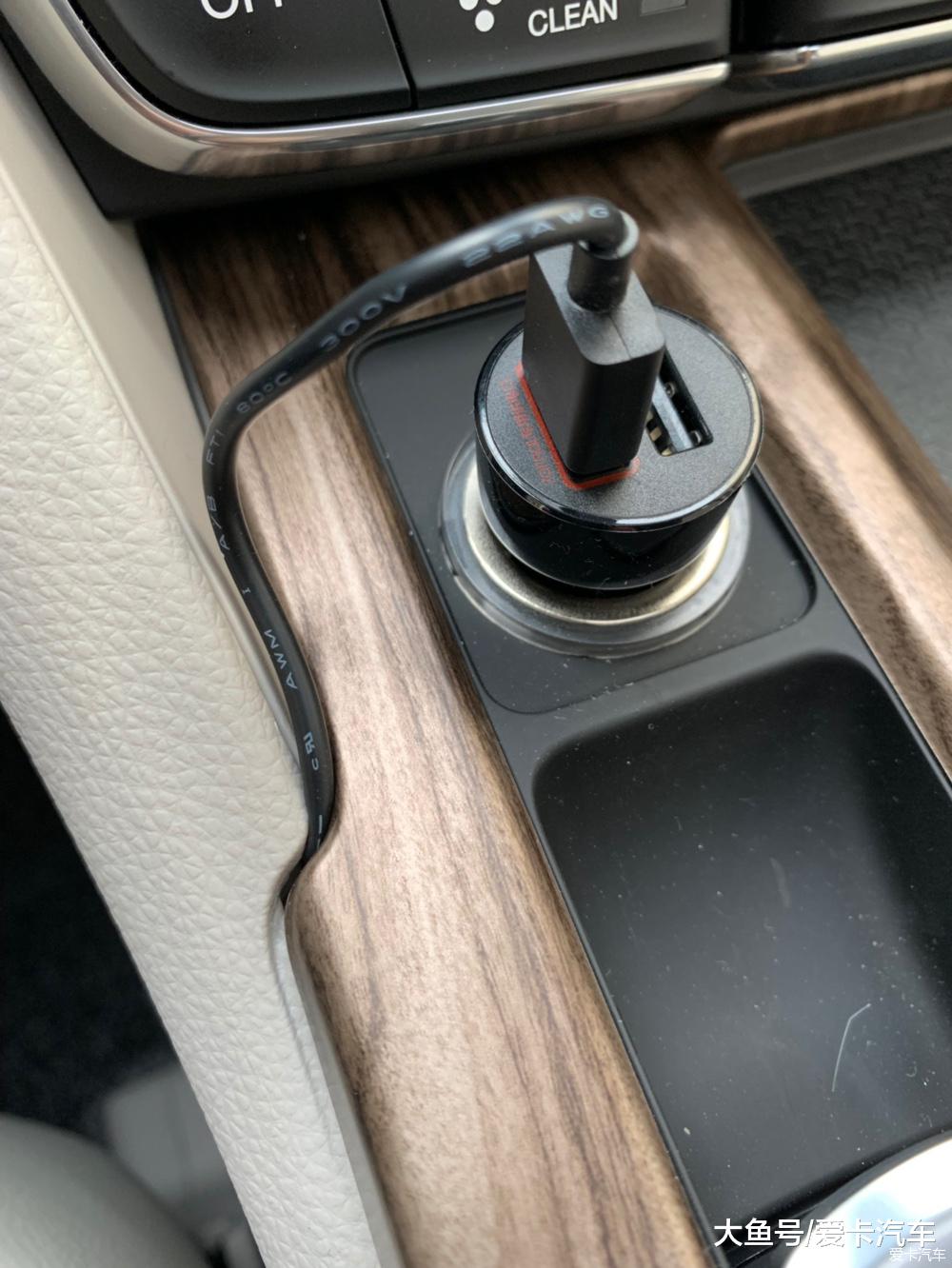 行车记录仪的走线为了防止破线影响质保就走点烟器了.