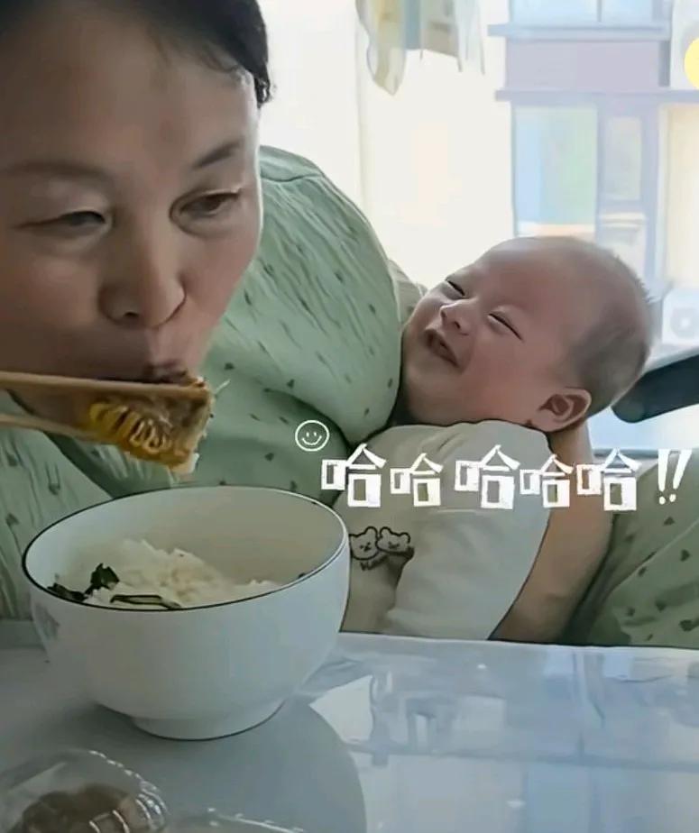 当姥姥抱着宝宝第一次上饭桌吃饭，宝宝笑眯眯的看着姥姥吃，姥姥被宝宝的笑容逗得哈