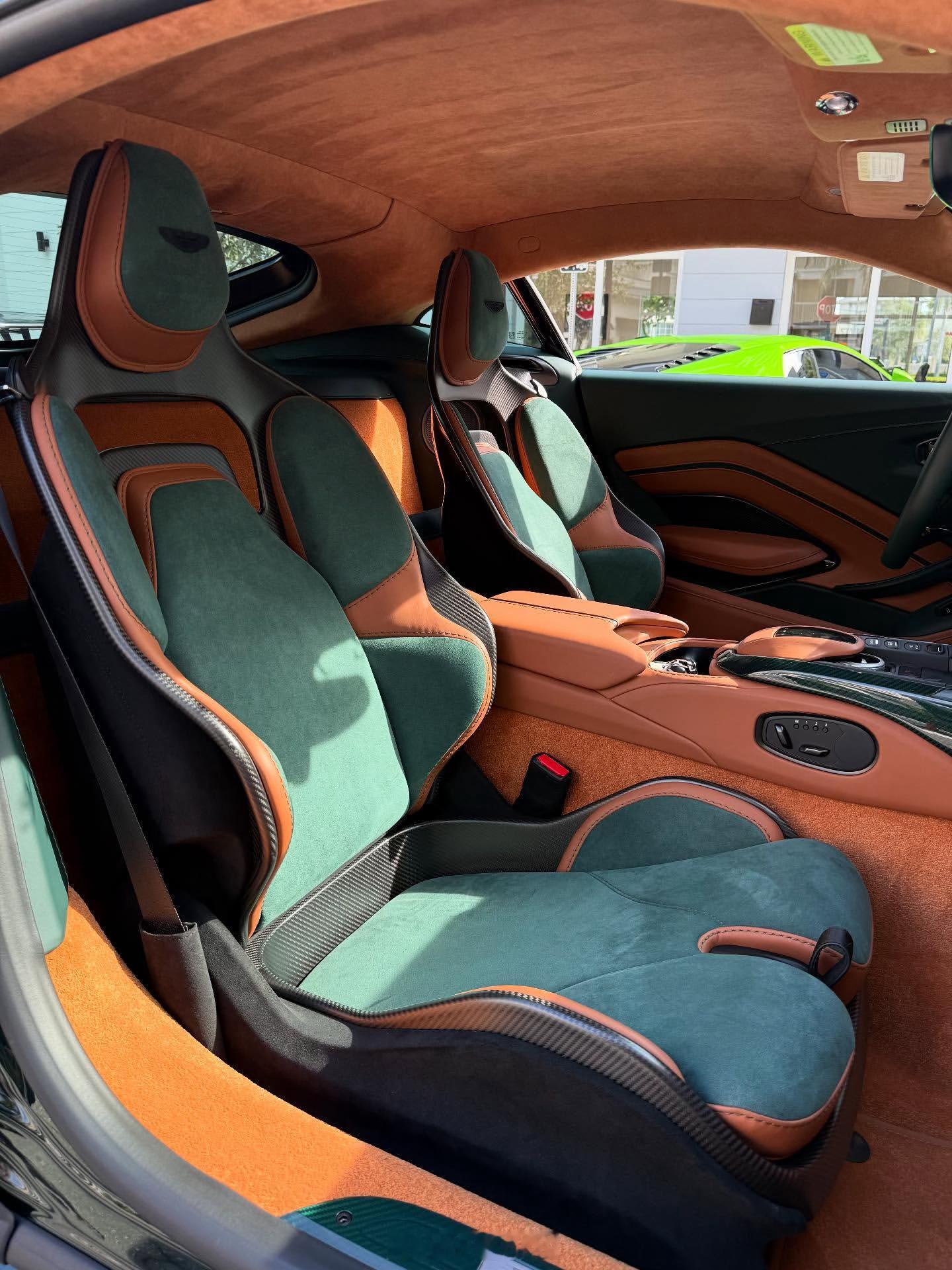 德系车大量的翻毛皮，大量的非碳色碳纤维，这样的V12Vantage