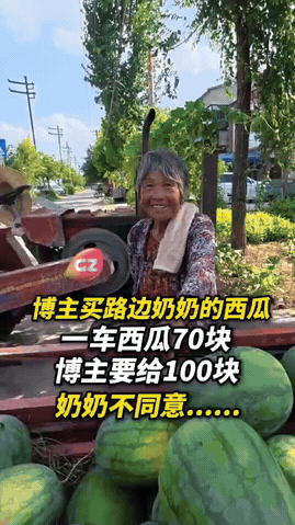 男子包下路边奶奶的一车西瓜，老人家只收70元，男子要给100元，奶奶坚决