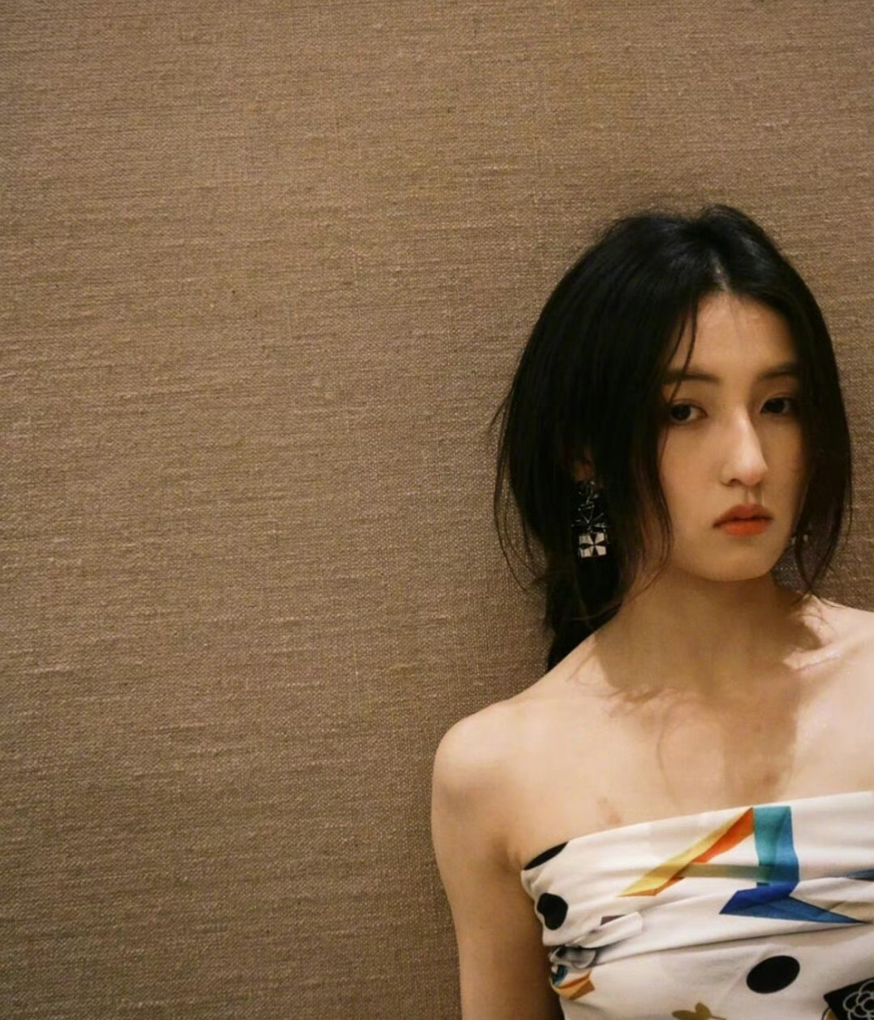 张子枫手臂上好大一个疤子枫妹妹太敬业了这伤口看见好疼啊很大一条而且看着别