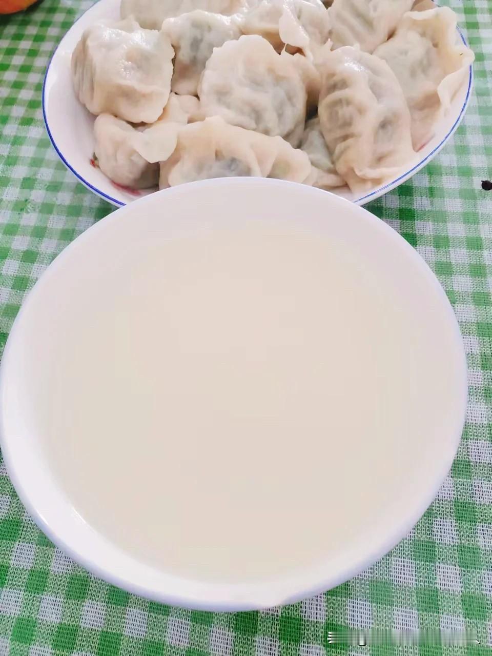 刚才煮饺子，我给老伴儿子儿媳各盛了一盘饺子和一碗饺子汤，大家都是边吃饺子，喝饺子