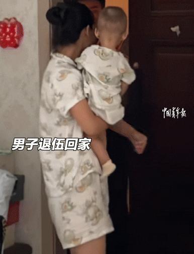 “万万没想到！”河北一小伙退伍回到家，妻子抱着孩子开门迎接，本以为会得到丈夫拥抱