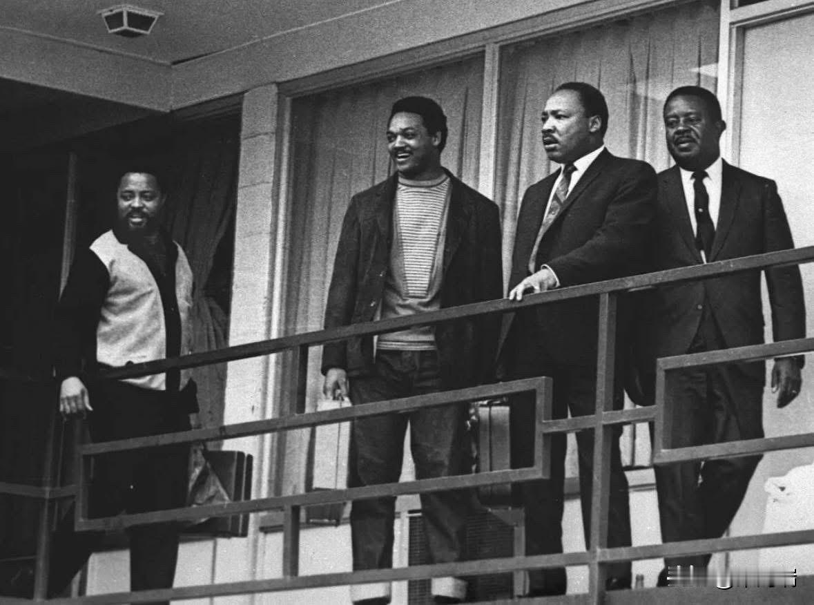 1968年4月3日，杰西·杰克逊在孟菲斯洛林汽车旅馆306号房间外的阳台上与马丁