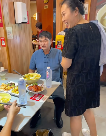 大衣哥到郑州演出，跟经纪人到饭店吃饭，老板上去拉着手说话，这一说省了不少钱。大