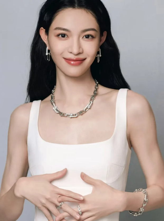 这下好了，不仅化妆师知道，全国人民也知道了，万万没想到，明星化妆师的工资竟然