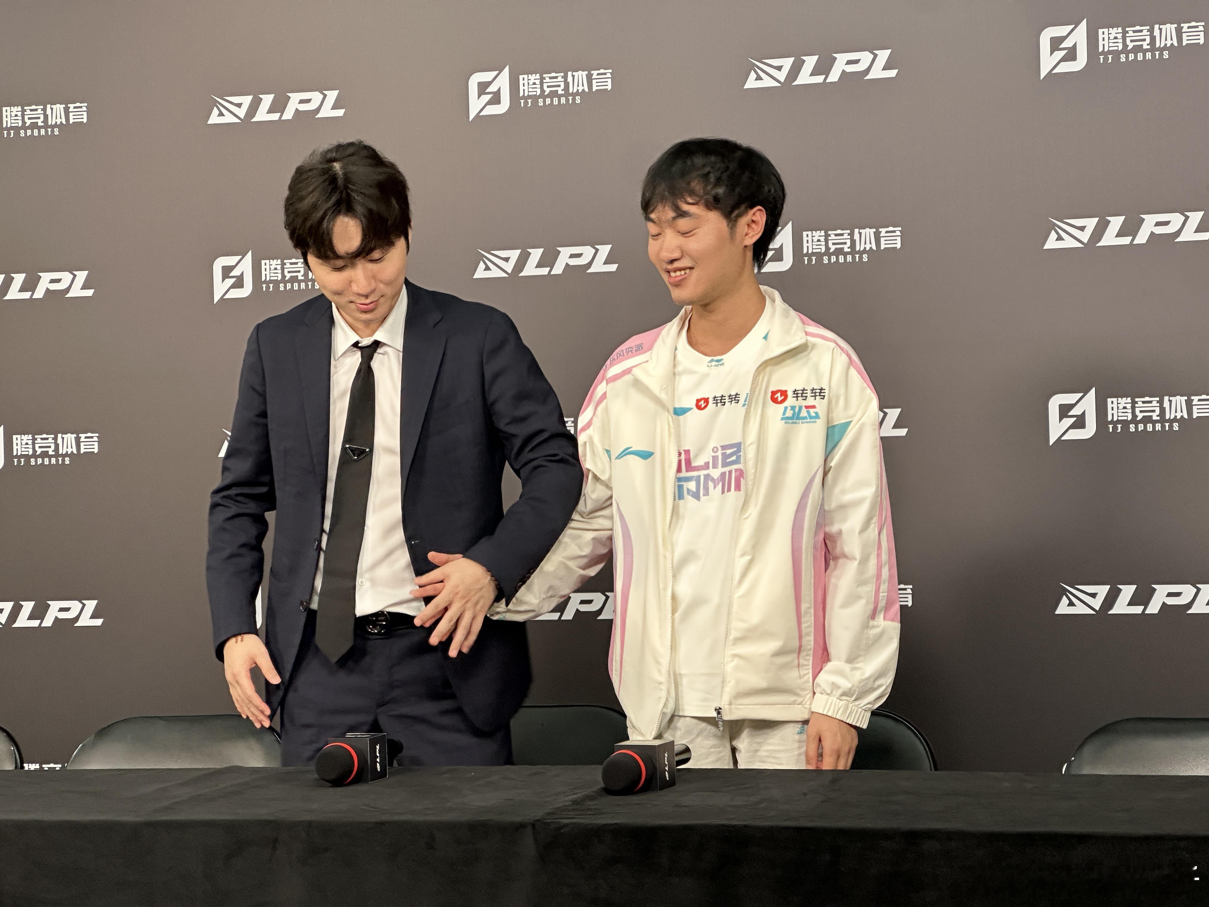 knight超神亮tes队标Daeny和Knight太有活了，胜利结算合影是魔