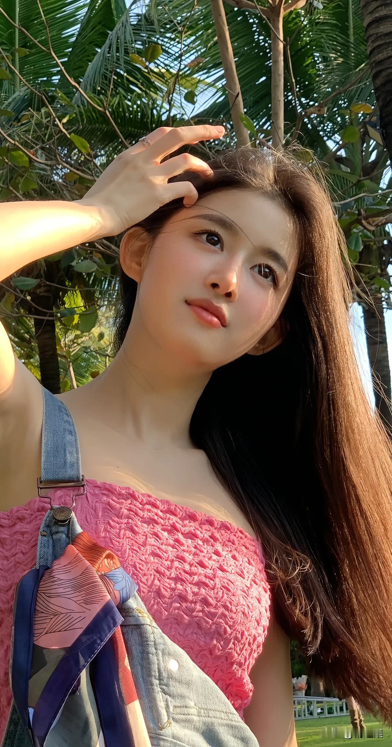 自信的女性，由内而外散发迷人光芒，有丰富内心世界的女性也很美。