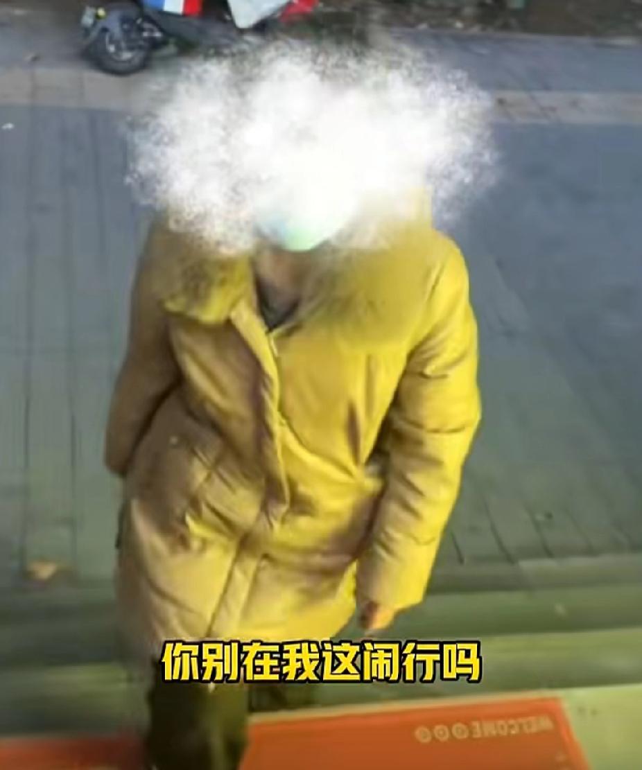 毛骨悚然！女子戴着口罩走进彩票店后，做出异常举动，吓得女店员尖叫报警！女店员：“