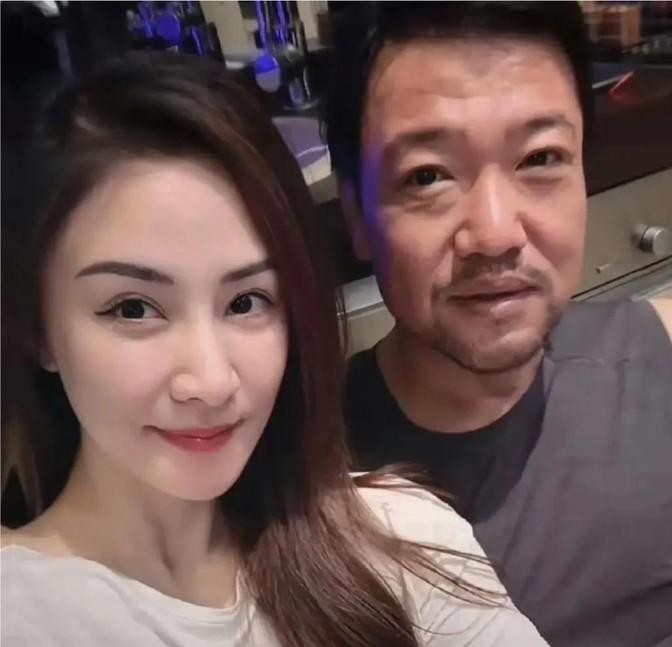 最近娱乐圈姓贾的都是狠人啊，减肥跟玩儿命似的。贾玲这姐们儿是真牛，直接从22